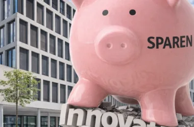 KI generiertes Bild, welches ein Sparschwein zeigt, das neben der PH FHNW in Brugg-Windisch steht und die Begriffe Qualität und Innovation zerstört.