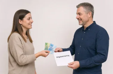 Eine Frau bezahlt einem Mann einen Mitgliederbeitrag. (KI-generiert)