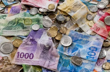 Das Bild zeigt einen Haufen von Schweizer Banknoten und Münzen.