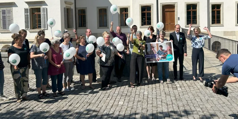 Mitglieder von Bildung Aargau posieren nach dem Einreichen der Unterschriften für die Bildungsinitiative für ein Gruppenfoto.