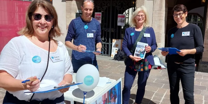 Bildung Aargau sammelt in Rheinfelden Unterschriften für die Bildungsinitiative.