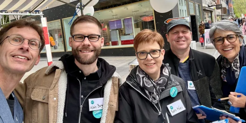 Mitglieder von Bildung Aargau sammeln in Baden Unterschriften für die Bildungsinitiative.